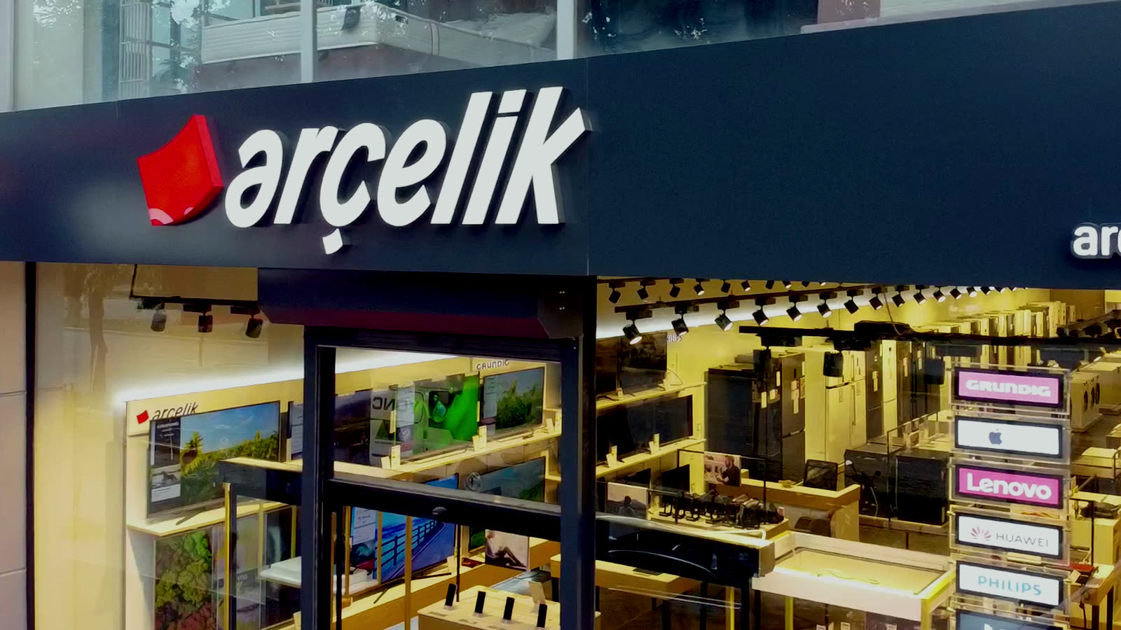 Şahin Arçelik mağazasının dış cephesi ve vitrini